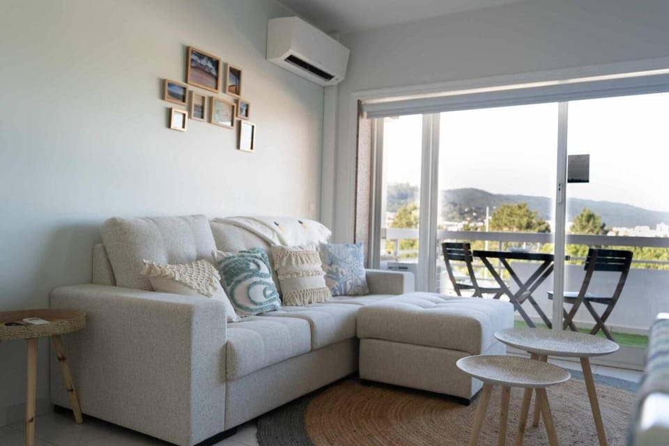 TV and multimedia, Balcony/Terrace, Seating area, air conditioner