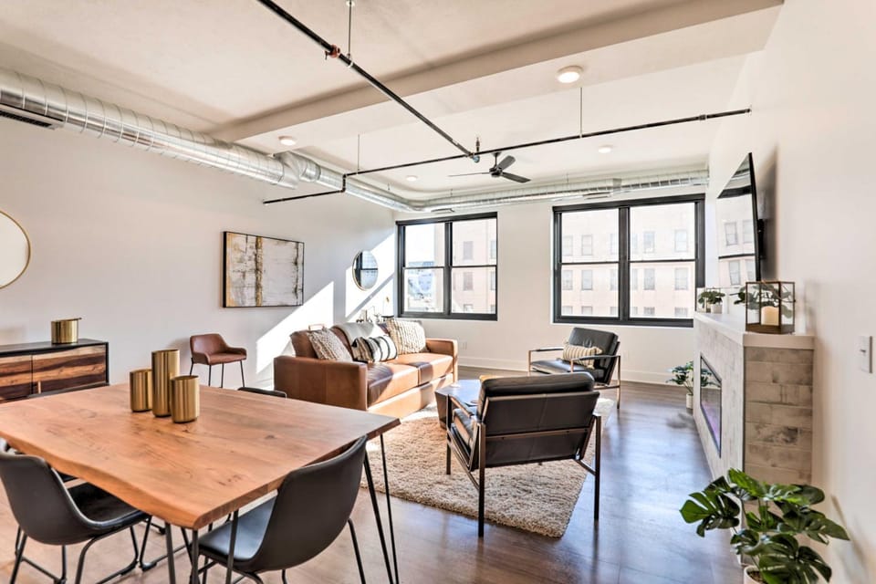 Walk to UNL Campus: Dtwn Lincoln Loft Apt! House in Lincoln