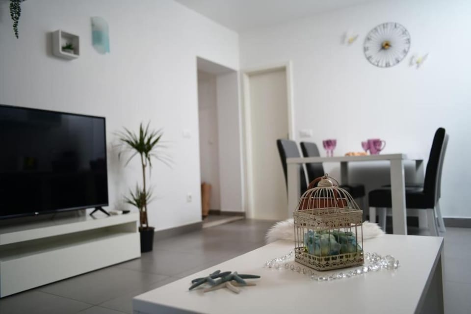 Communal lounge/ TV room, TV and multimedia, Dining area
