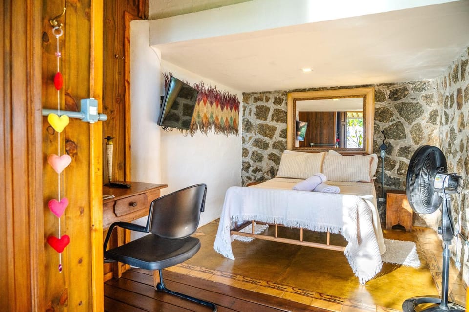 Bed, TV and multimedia, Bedroom
