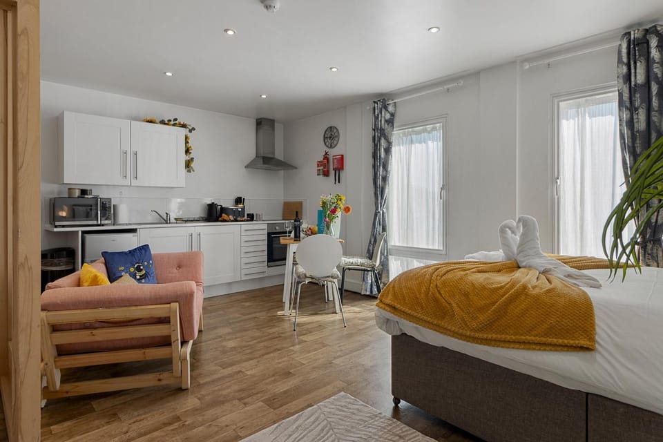 Bed, Kitchen or kitchenette, Living room, Decorative detail, Decorative detail, Seating area, Dining area, Bedroom, internet, internet, stove, towels