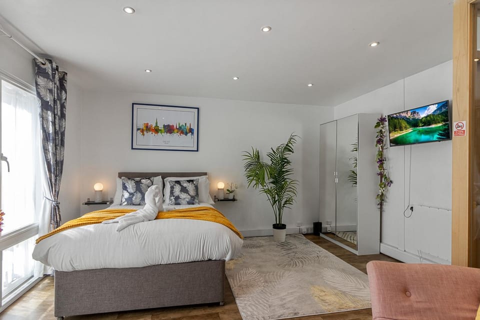 Bed, TV and multimedia, Decorative detail, Decorative detail, Seating area, Bedroom, internet, wardrobe