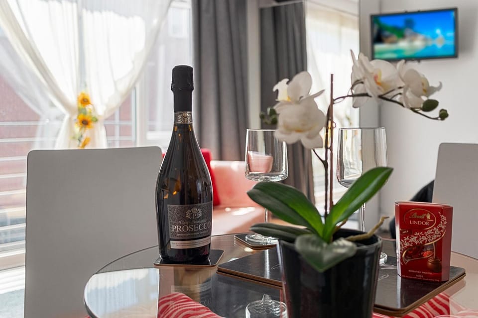 TV and multimedia, Decorative detail, Decorative detail, Dining area, City view, internet