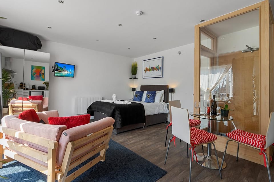 Bed, TV and multimedia, Decorative detail, Decorative detail, Seating area, Dining area, Bedroom, internet, internet