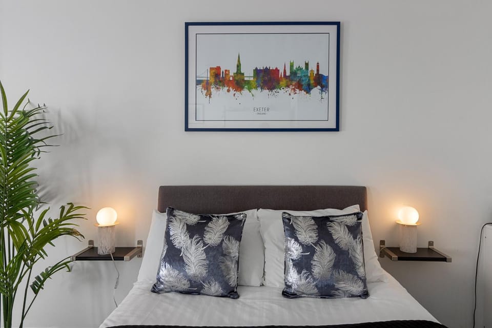 Bed, TV and multimedia, Decorative detail, Bedroom, Pets, internet, internet, pet friendly