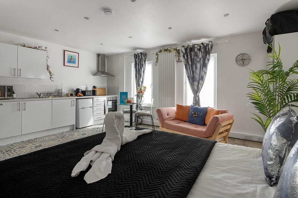 TV and multimedia, Kitchen or kitchenette, Living room, Decorative detail, Decorative detail, Seating area, Dining area, internet, internet, pet friendly, stove