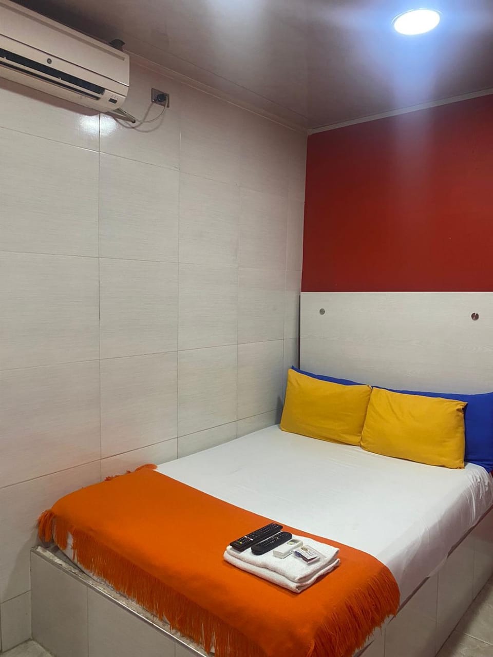 Bed, Photo of the whole room, Bedroom, air conditioner