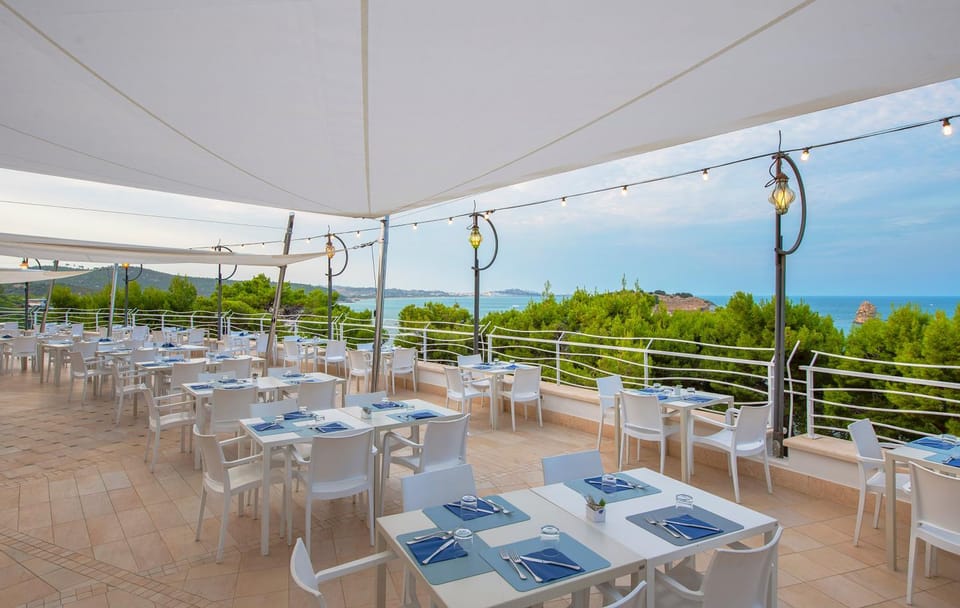 Restaurant/places to eat, Restaurant/places to eat, Balcony/Terrace, Sea view
