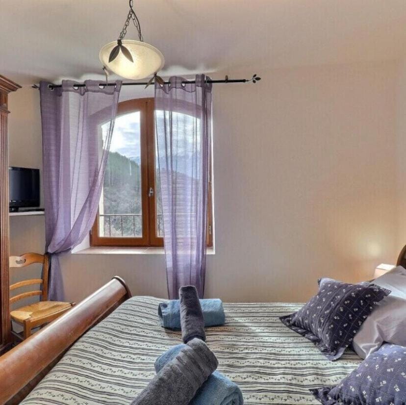 Bed, TV and multimedia, Photo of the whole room, Bedroom
