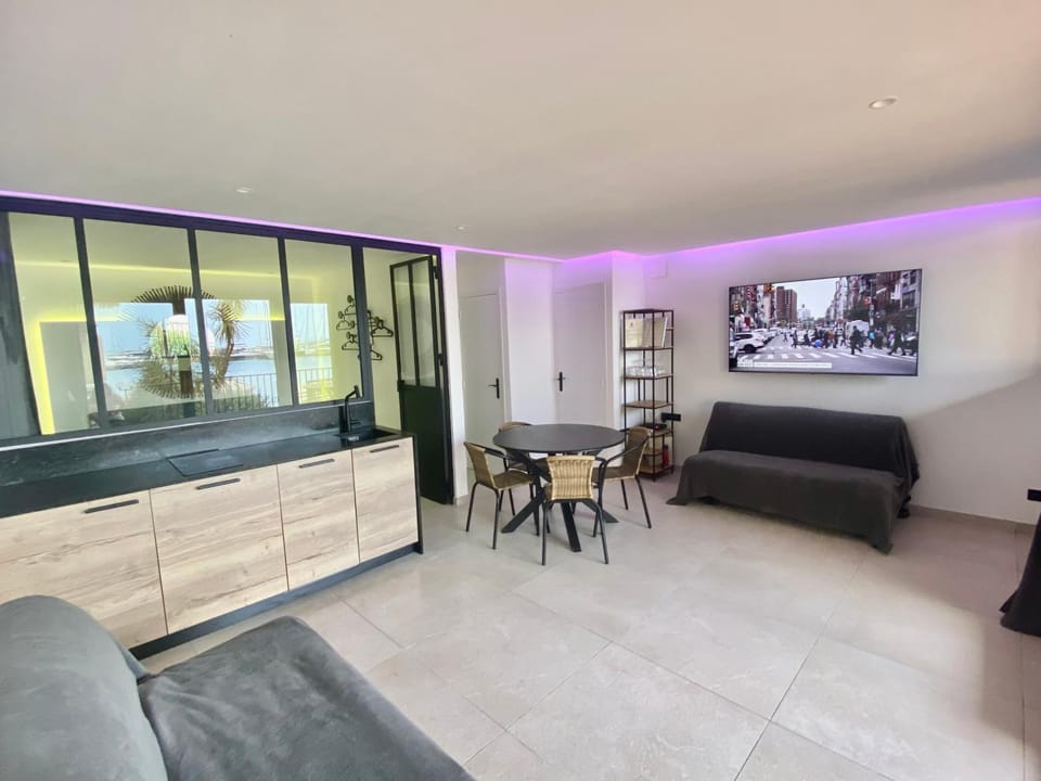 TV and multimedia, Kitchen or kitchenette, Living room, Seating area, Dining area