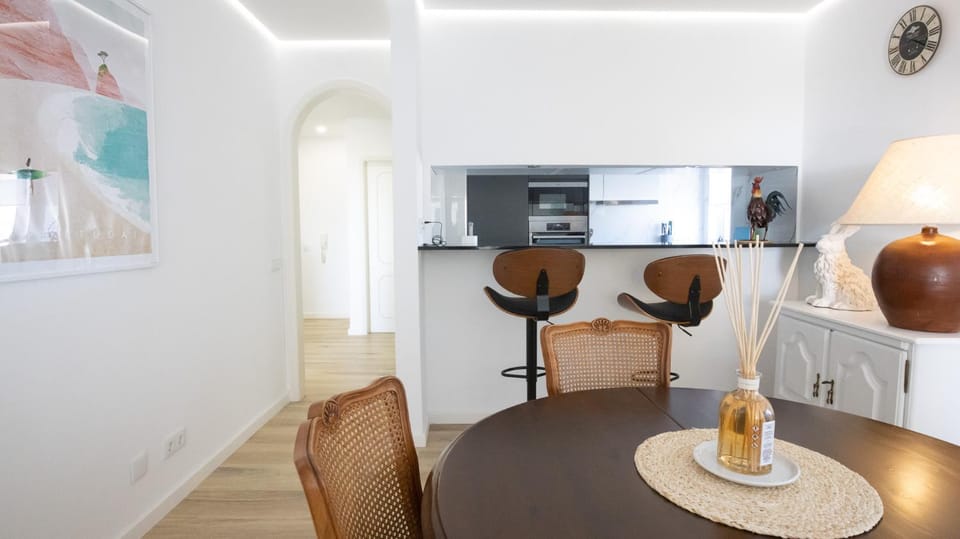 Kitchen or kitchenette, Seating area, Dining area