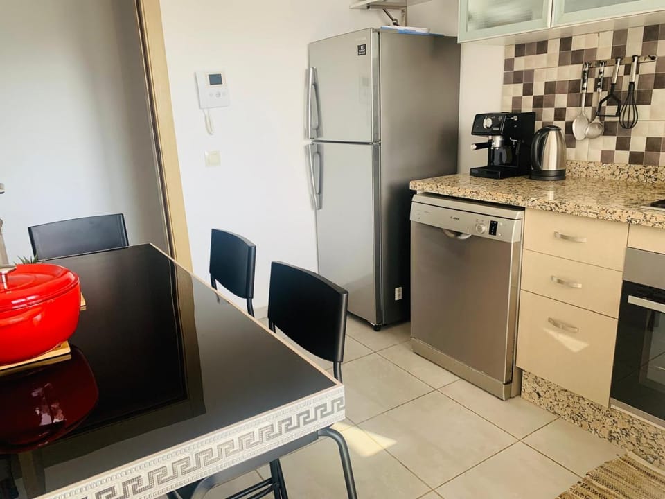 Kitchen or kitchenette, dishwasher