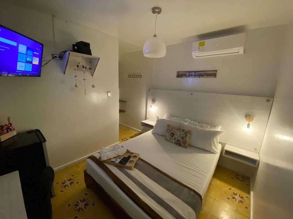 Bed, TV and multimedia, Photo of the whole room, Bedroom, air conditioner