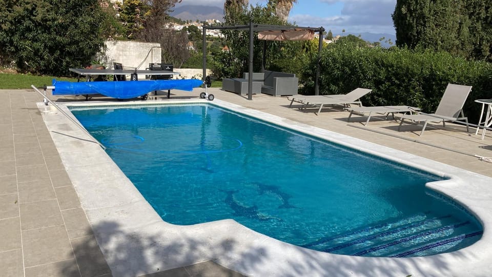 5 Bedroom Villa with HEATED Pool with breath-taking Sea Views, Walking distances to Shops Restaurants Beach Villa in Costa del Sol