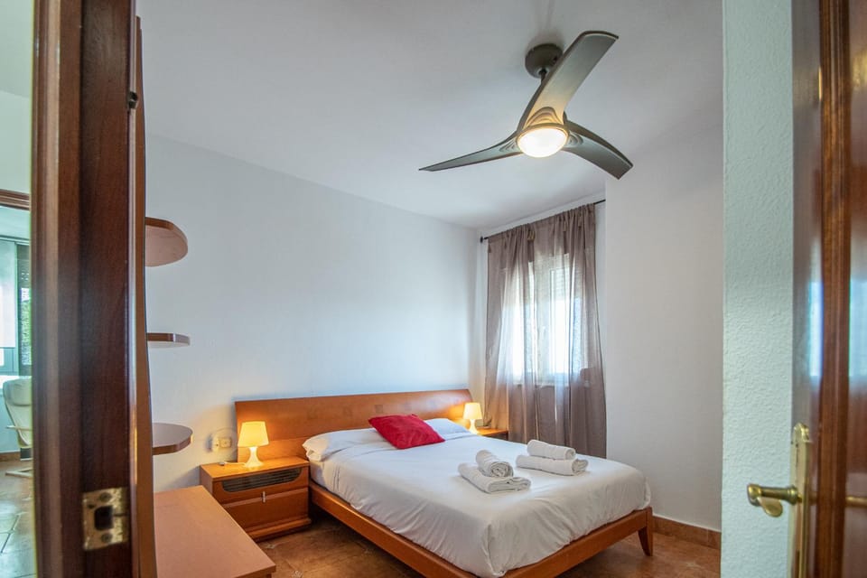 Bed, Photo of the whole room, Bedroom, fireplace, towels