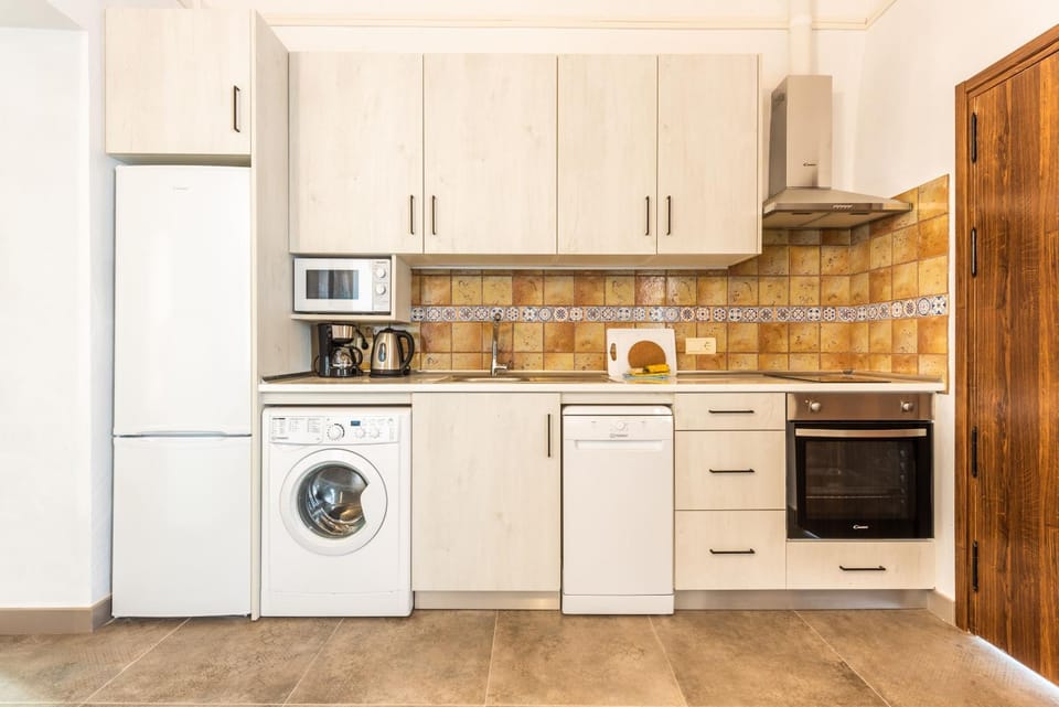 Coffee/tea facilities, Kitchen or kitchenette, dishwasher, minibar, pet friendly, stove, toaster, washing machine, dryer