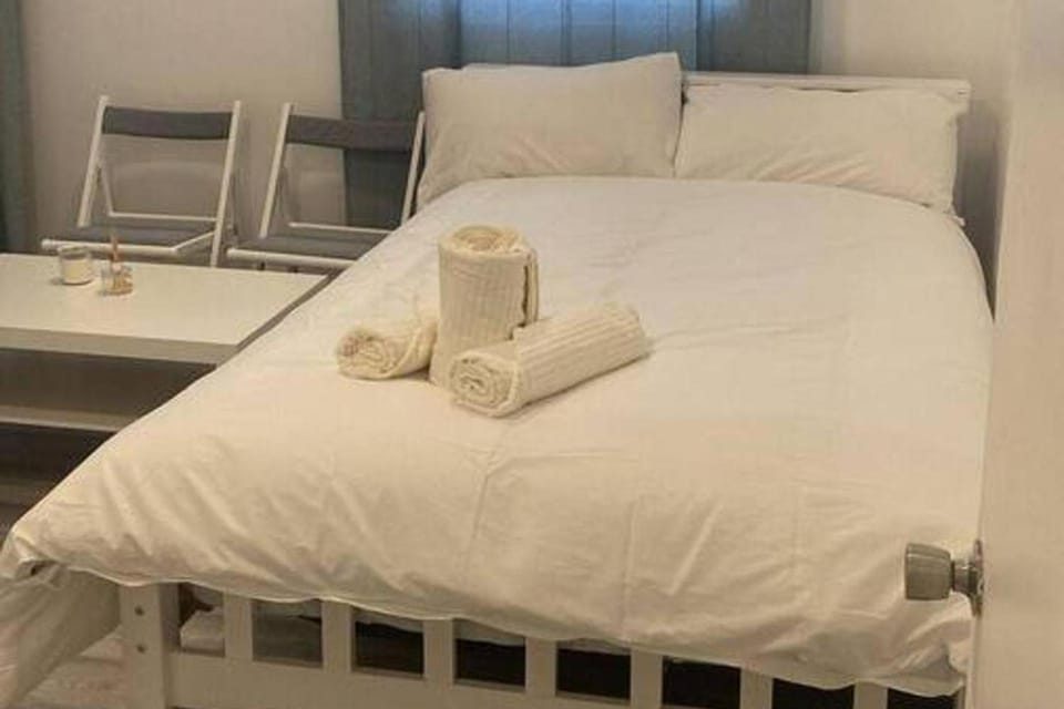 Studio- Sleeps 2-Pets Ok-Action Park and Stn Close Apartment in London Borough of Ealing