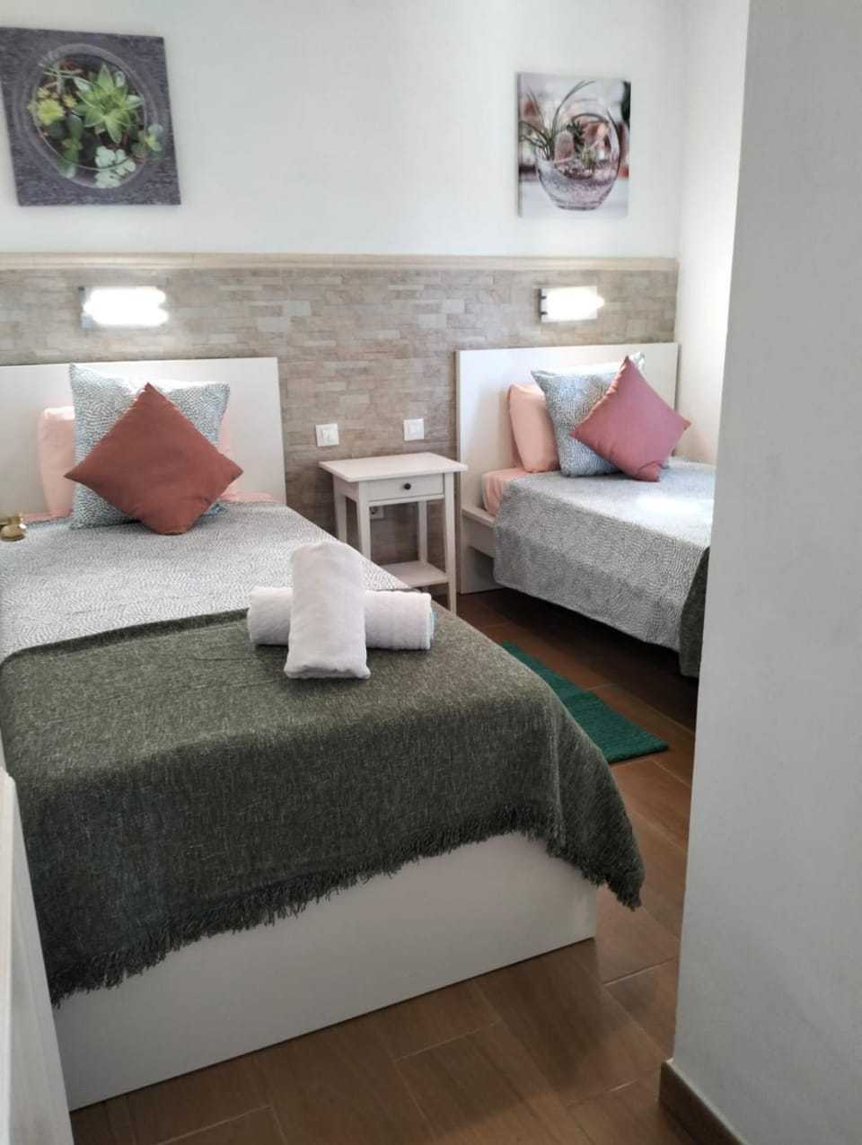Bed, Bedroom, towels
