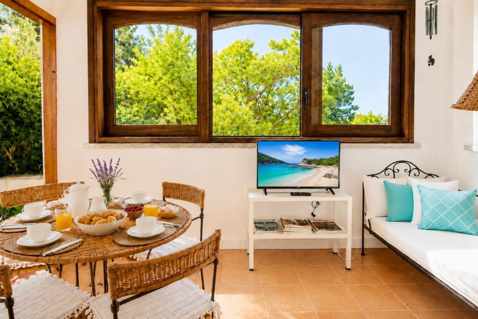 Living room, Dining area, Garden view