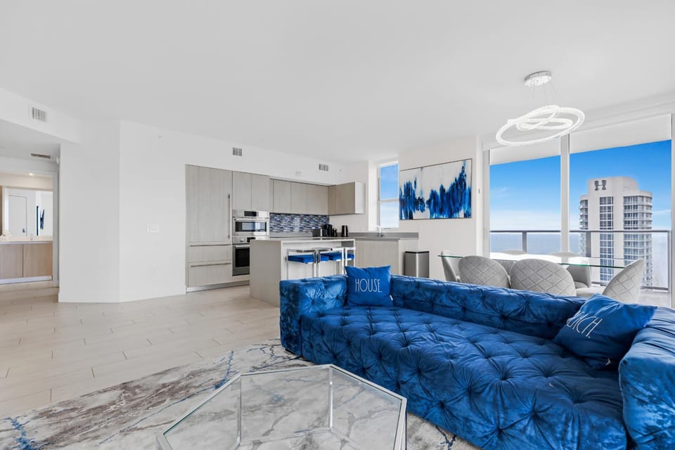 Kitchen or kitchenette, Living room, Seating area, Dining area, minibar, pet friendly