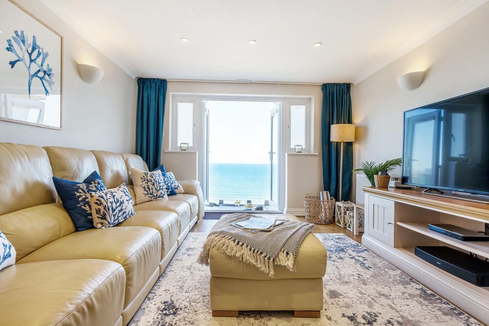 Communal lounge/ TV room, Natural landscape, TV and multimedia, Living room, Seating area, Evening entertainment, Sea view