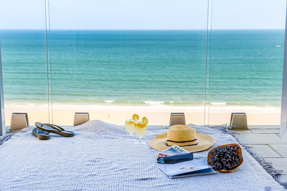 Bed, Day, Natural landscape, View (from property/room), Balcony/Terrace, Food and drinks, Photo of the whole room, Dining area, Beach, Bedroom, Food, Sea view, sunbed