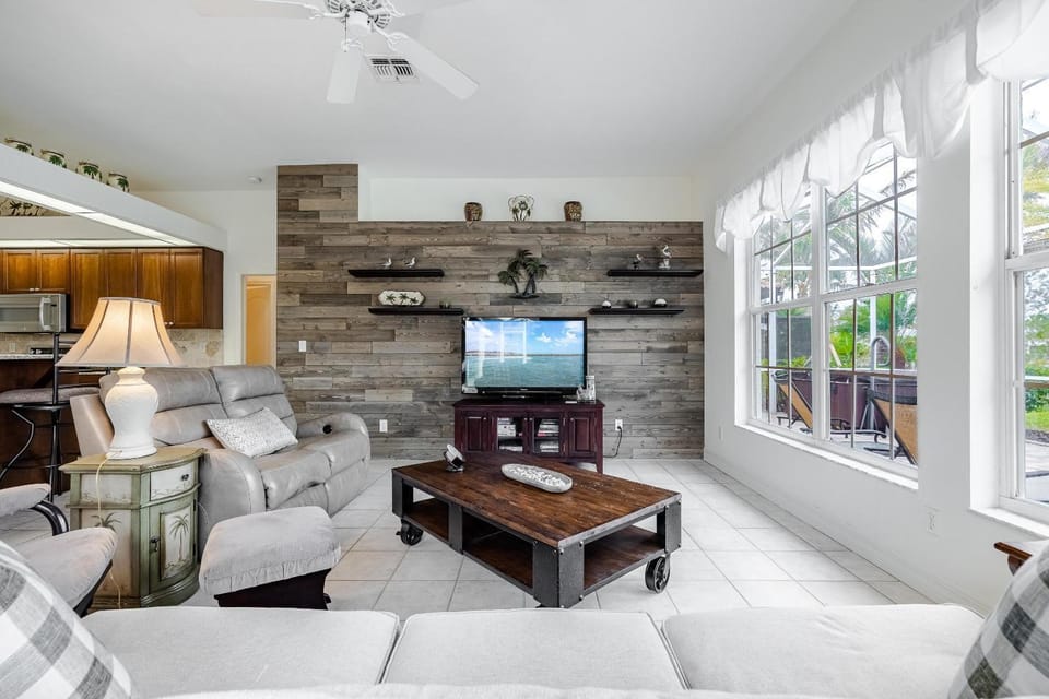 Solar Heated Pool, Hot Tub, Kayaks, Canal Views - Villa Tranquil Haven- Roelens Vacations House in Cape Coral