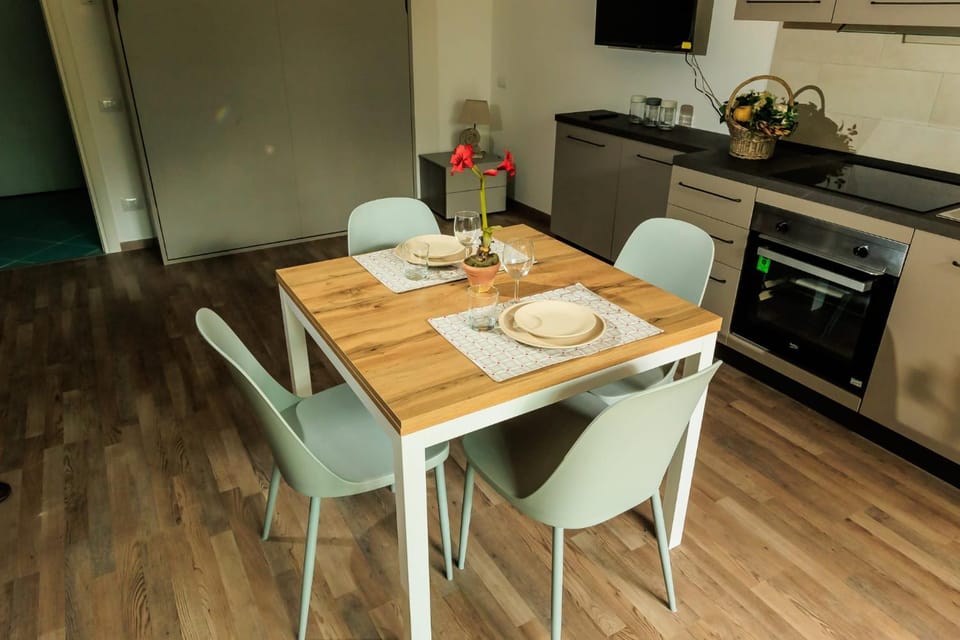 Kitchen or kitchenette, Dining area, dishwasher, minibar, pet friendly, stove