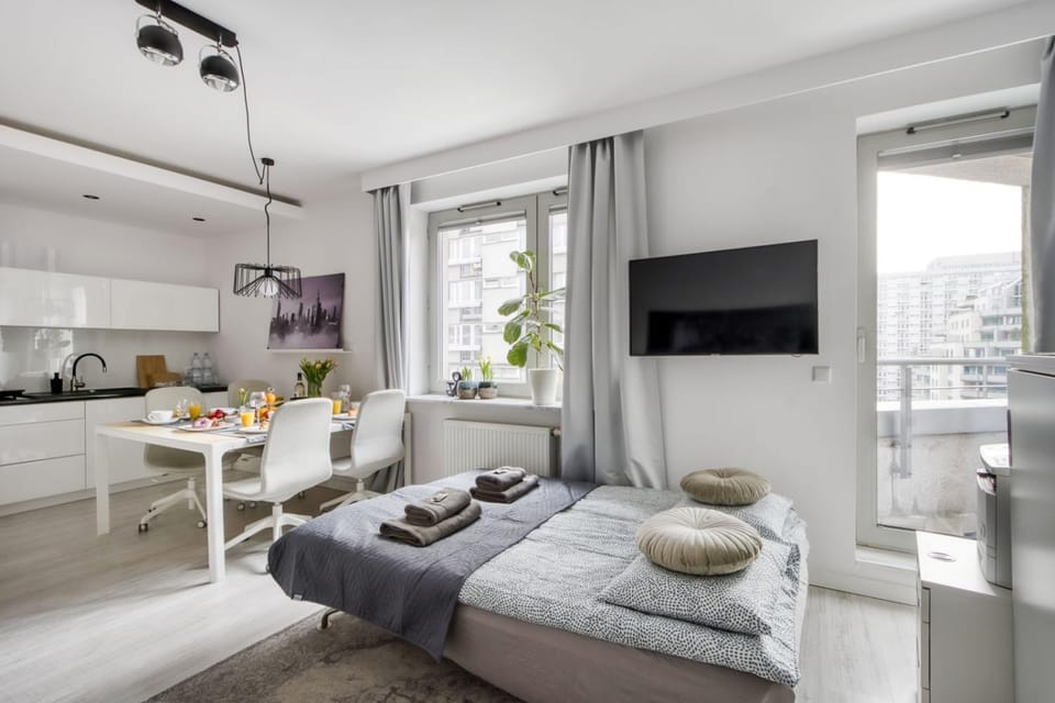 TV and multimedia, Kitchen or kitchenette, Dining area, stove, towels