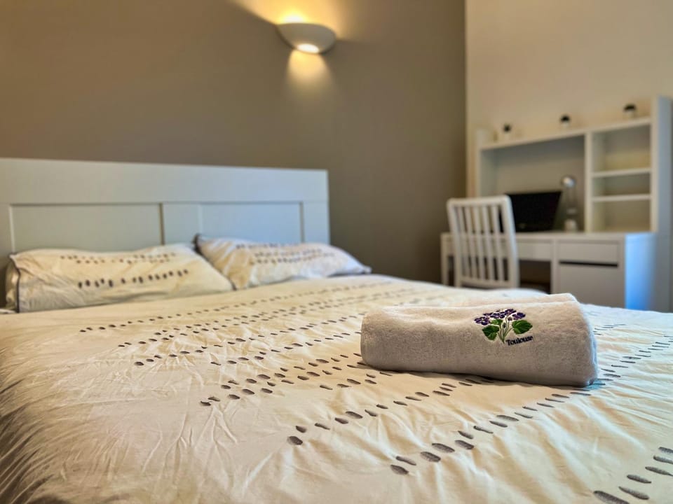 Bedroom, towels