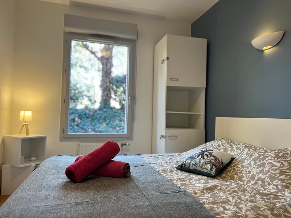 Bedroom, towels