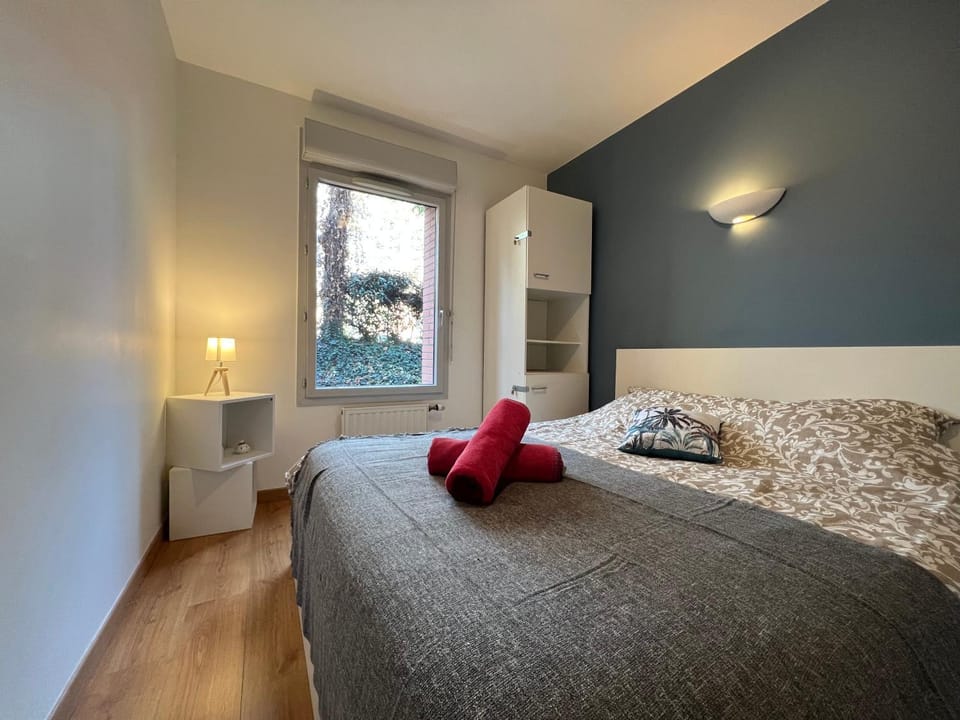 Bed, Bedroom, towels