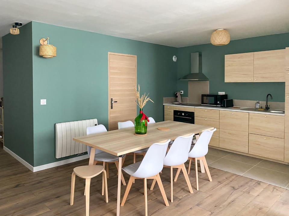 Kitchen or kitchenette, Dining area, minibar, pet friendly, stove