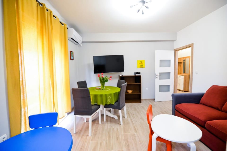 Communal lounge/ TV room, TV and multimedia, Living room, Seating area, Dining area, Evening entertainment, air conditioner