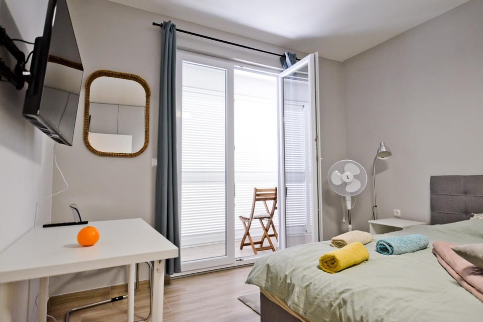 Bed, TV and multimedia, Photo of the whole room, Bedroom, towels
