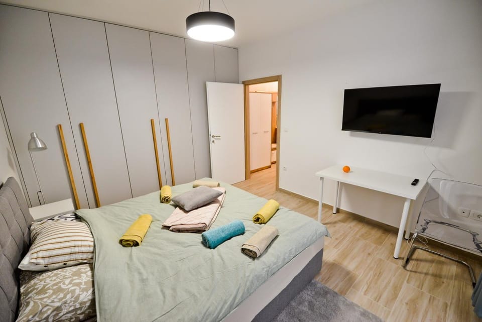 Bed, TV and multimedia, Photo of the whole room, Seating area, Bedroom, hair dresser, towels