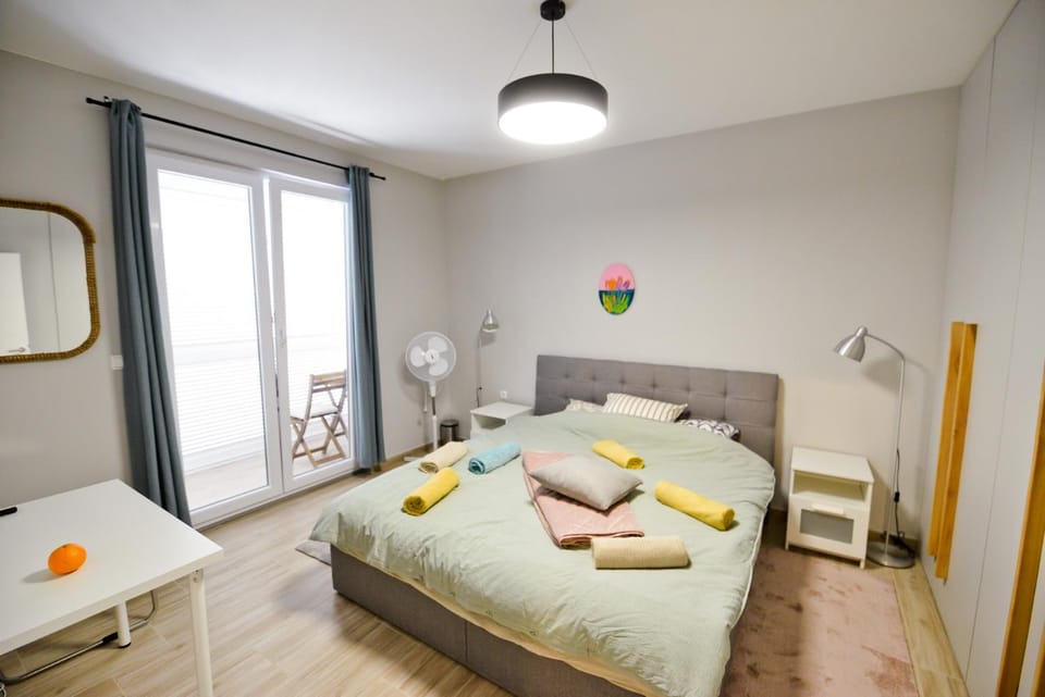 Bed, Photo of the whole room, Seating area, Bedroom, towels