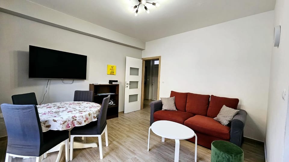 Communal lounge/ TV room, TV and multimedia, Living room, Seating area, Dining area, Evening entertainment