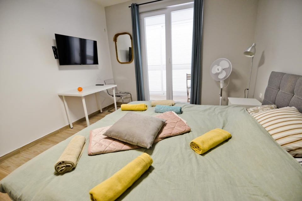 Bed, TV and multimedia, Photo of the whole room, Seating area, Bedroom