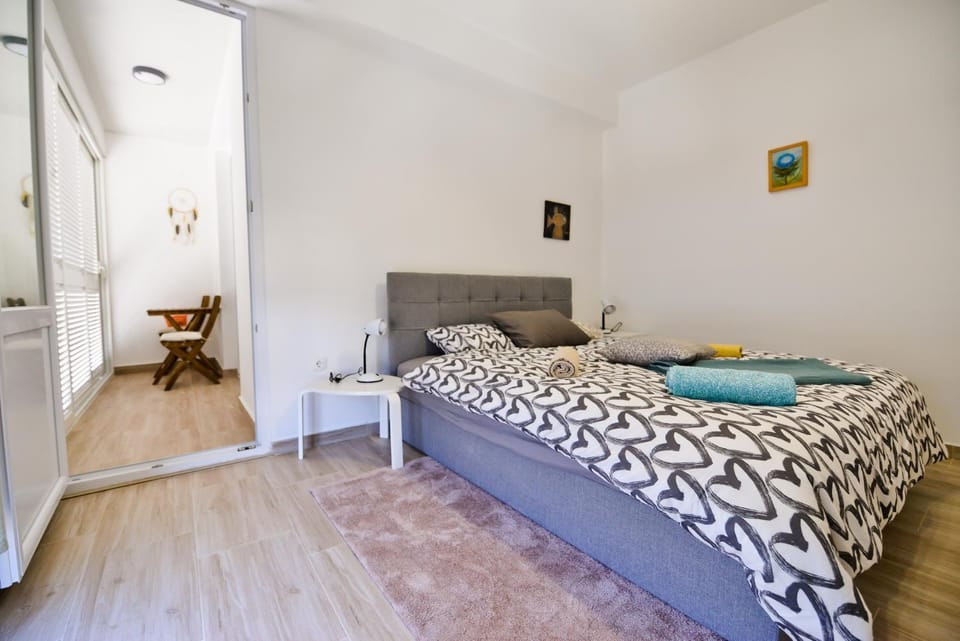 Bed, Photo of the whole room, Seating area, Bedroom, towels