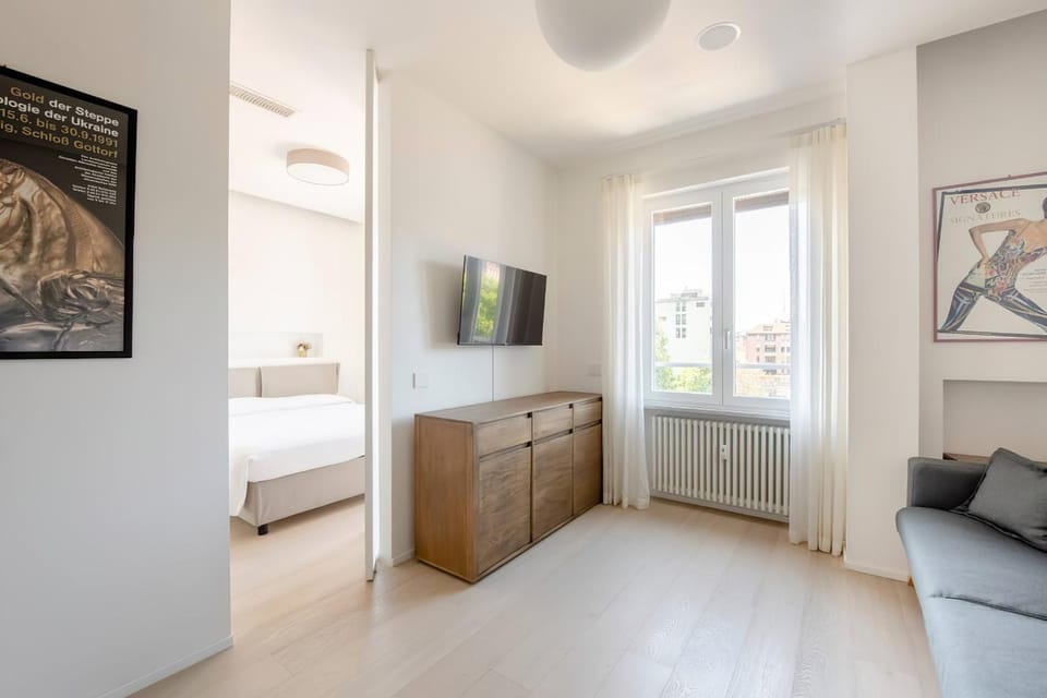 Bed, TV and multimedia, Living room, Photo of the whole room, Seating area, Evening entertainment, Bedroom, microwave