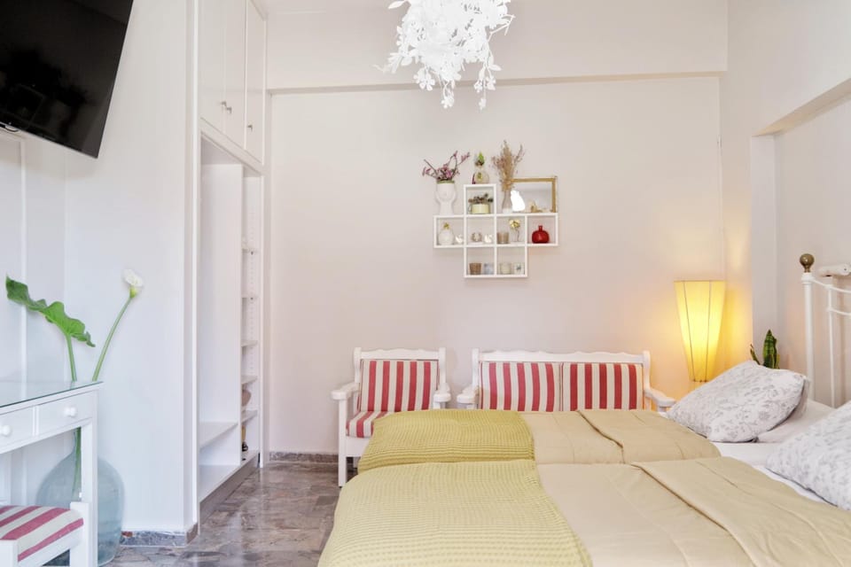 Bed, TV and multimedia, Photo of the whole room, Bedroom