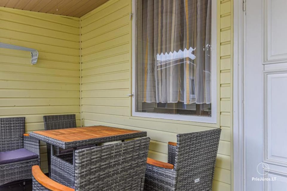 Seating area, Dining area