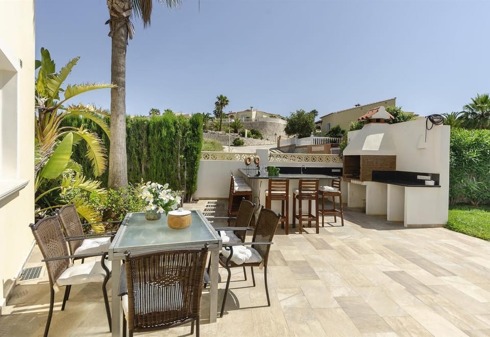 Property building, Balcony/Terrace, Living room