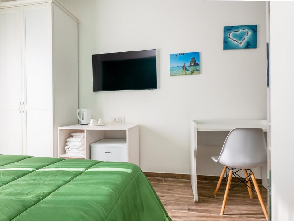 Bed, TV and multimedia, Photo of the whole room, Bedroom