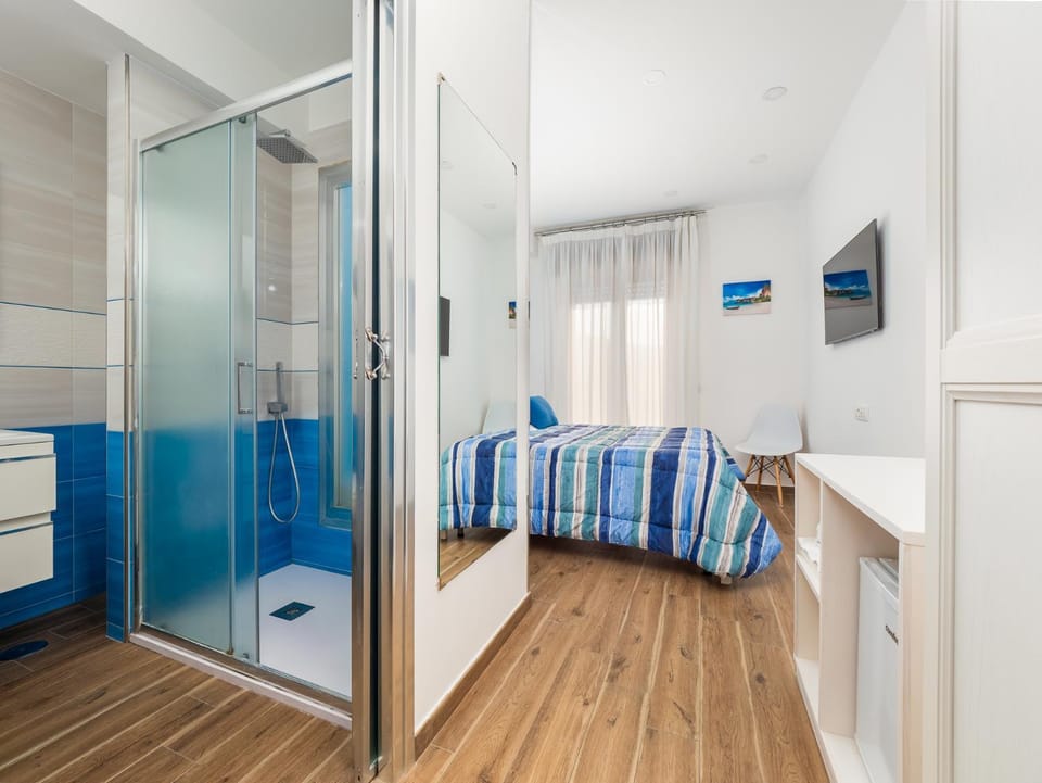 Shower, Bed, Bathroom, Photo of the whole room, Bedroom, towels