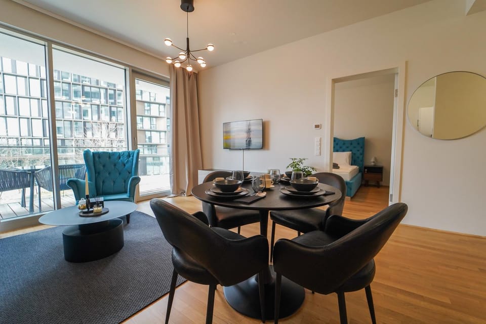 TV and multimedia, Living room, Seating area, Dining area
