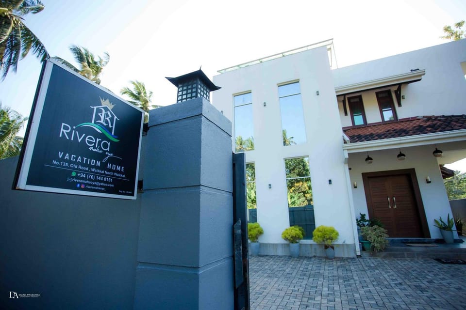 Property building, Day, Property logo or sign, Logo/Certificate/Sign, Text overlay, Street view, Certificate/Award