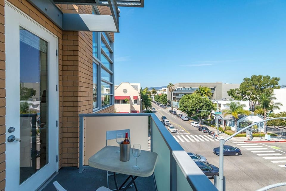 Awesome Top Floor 2-Bedroom with Balcony Apartment in Santa Monica