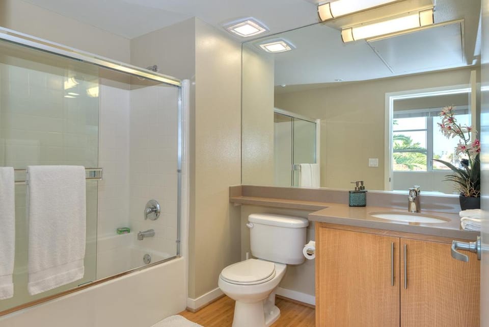 Awesome Top Floor 2-Bedroom with Balcony Apartment in Santa Monica